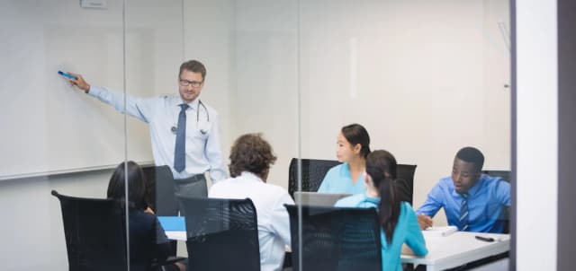 /hygiene/Educating-And-Training-Staff.webp